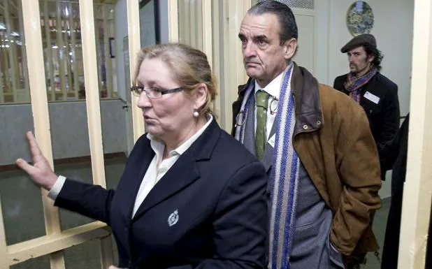 Mario Conde llega a la cárcel de Sevilla para dar una conferencia a los internos. 