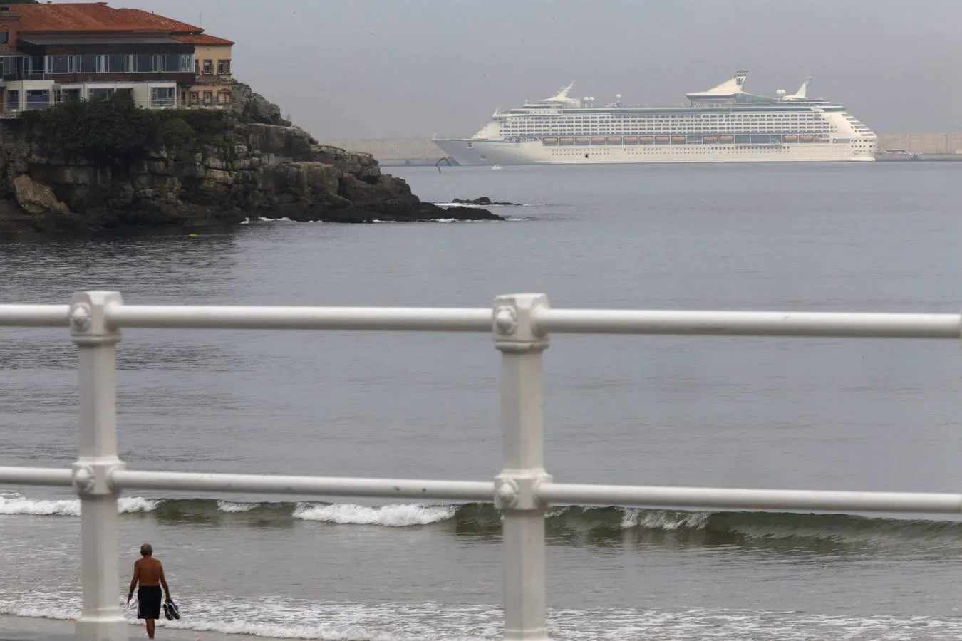 El 'Adventure of the Seas' atraca en Gijón